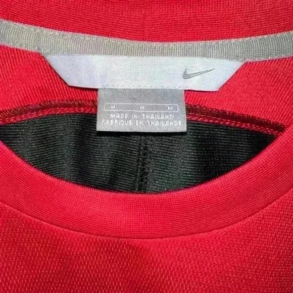 Vintage Nike Men’s Training Gym Shirt Swoosh Logo Red Size M Outdoors - Picture 3 of 7